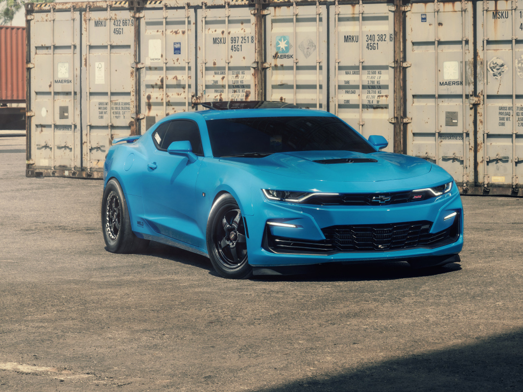 Голубой Customs Blue Chevy Camaro в порту