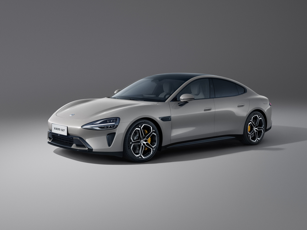 Серый автомобиль Xiaomi SU7 2024 года