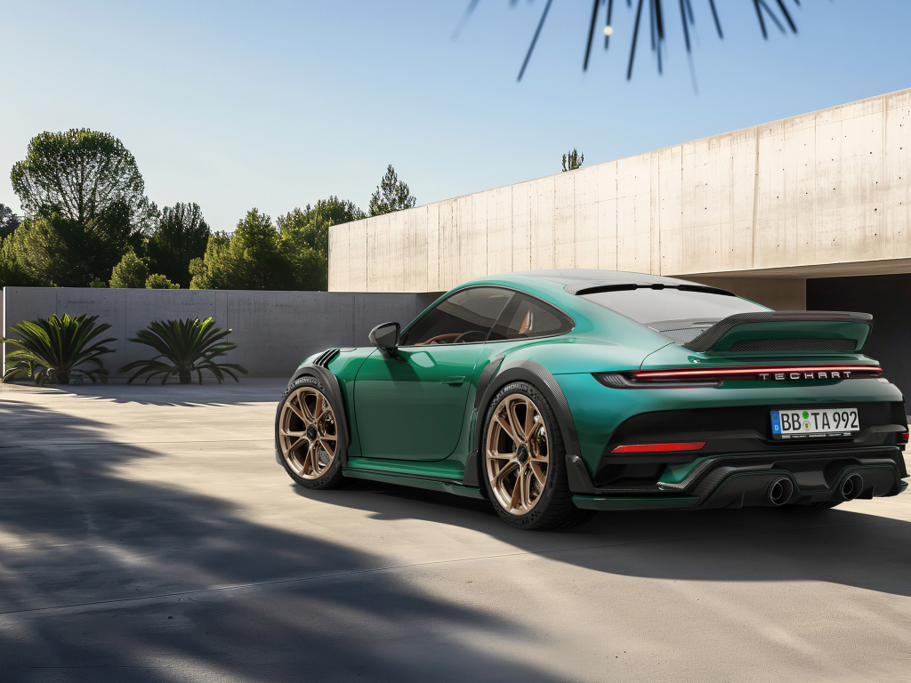 Зеленый автомобиль TechArt GTstreet R Touring вид сзади