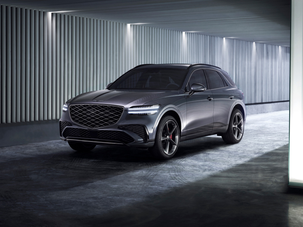 Серебристый автомобиль Genesis GV70 Sport 2024 года