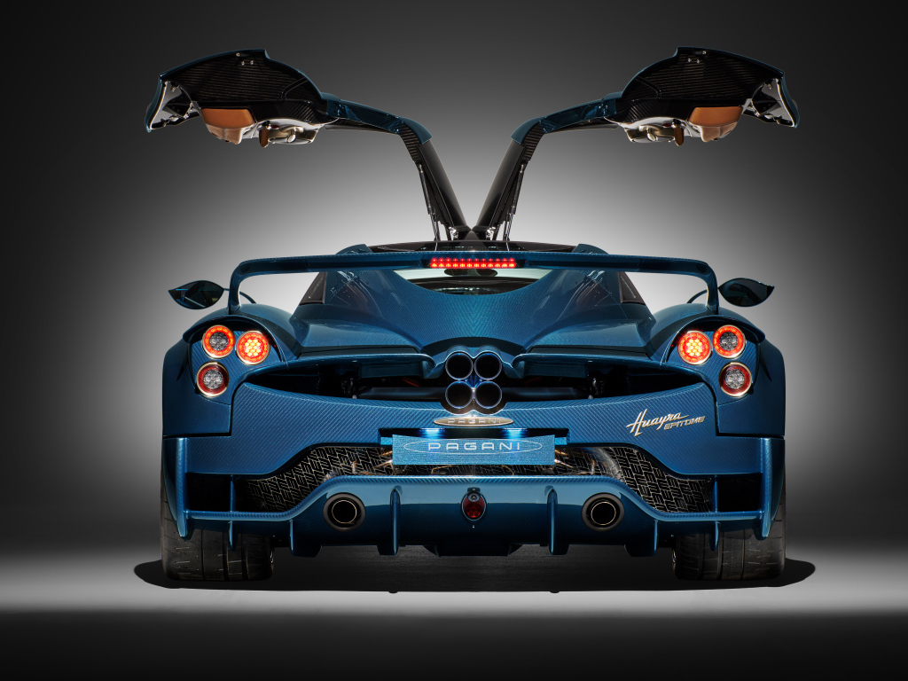 Вид сзади на автомобиль Pagani Huayra Epitome 2024 года с открытыми дверями
