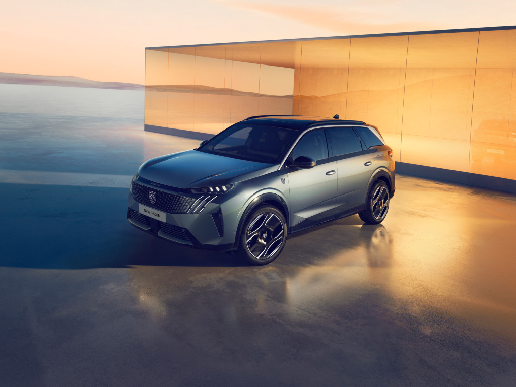 Автомобиль Peugeot E-5008 GT 2024 года у стены