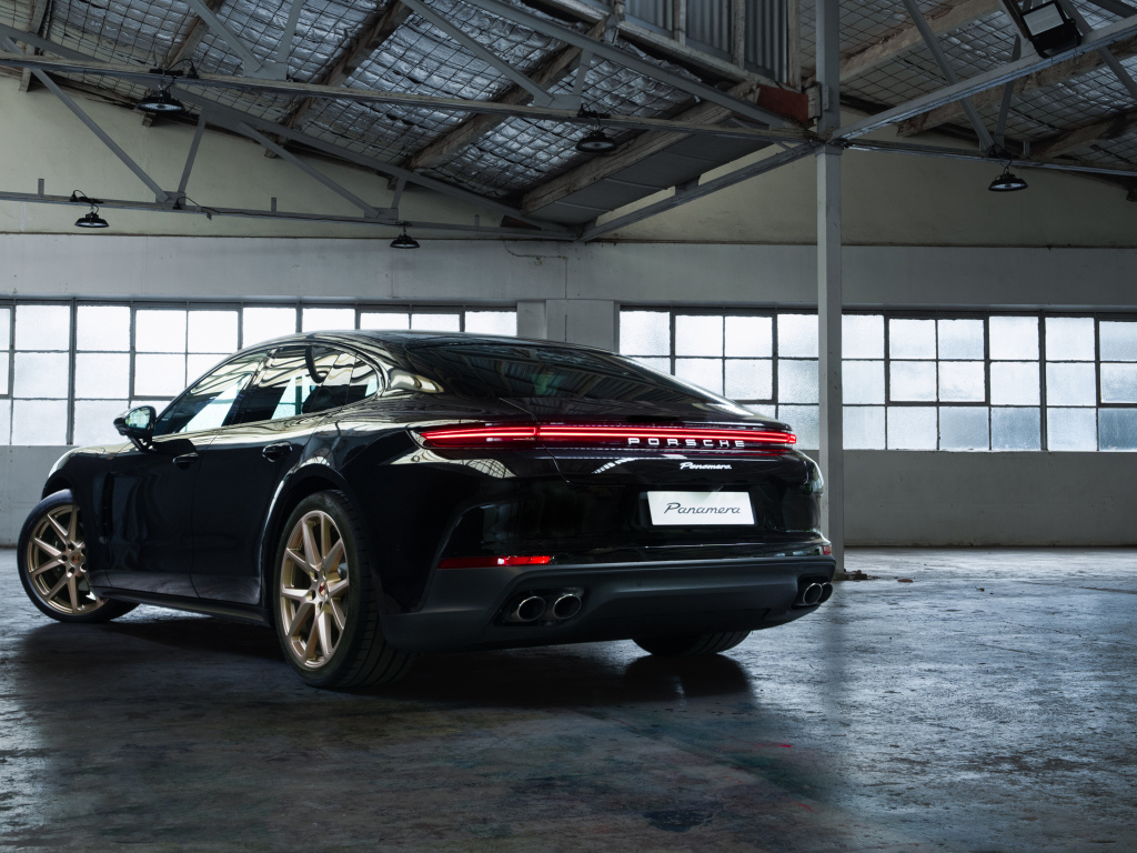 Вид сзади на автомобиль Porsche Panamera 2024  года