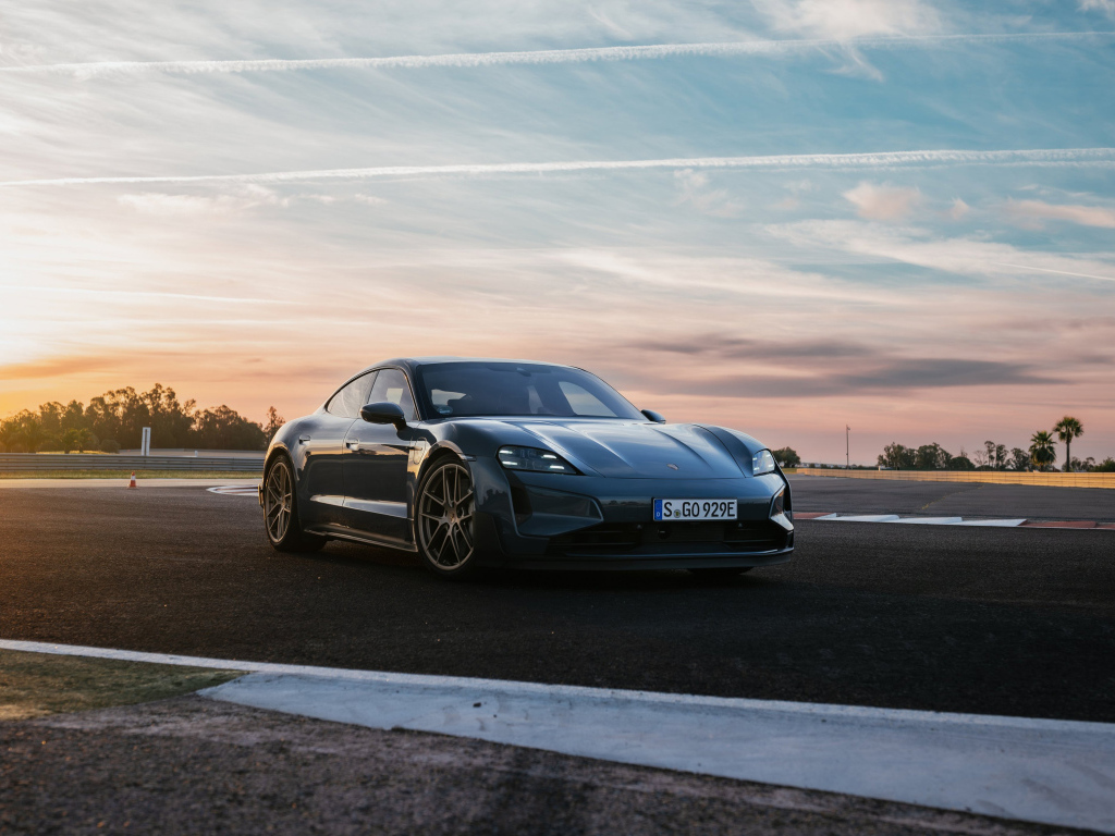 Автомобиль Porsche Taycan Turbo GT 2024 года на фоне неба