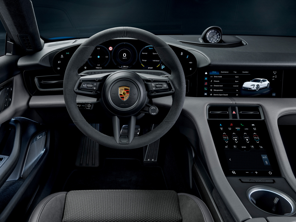 Черный салон автомобиля Porsche Taycan Turbo S