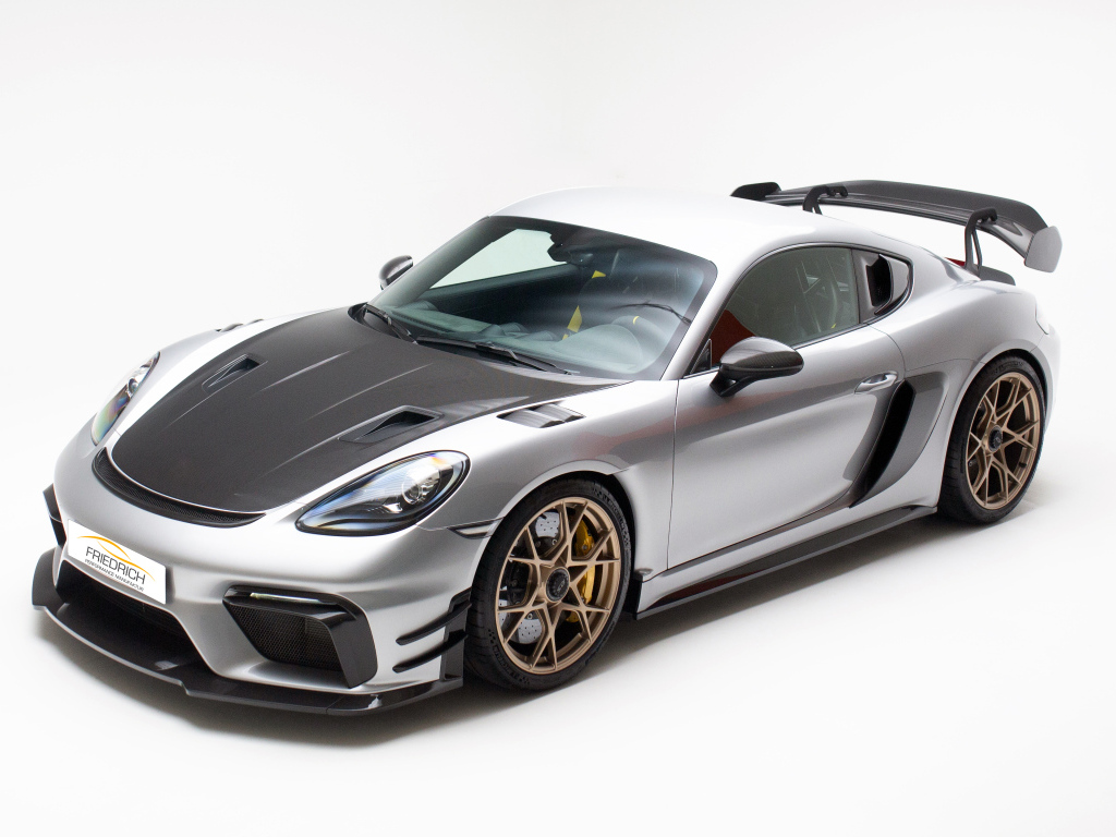 Быстрый Porsche 718 Cayman GT4 RS на белом фоне