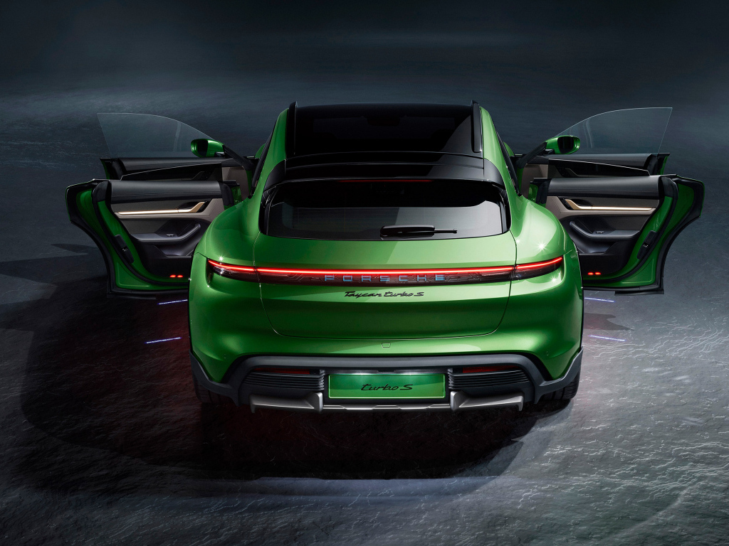 Зеленый автомобиль Porsche Taycan Turbo S вид сзади