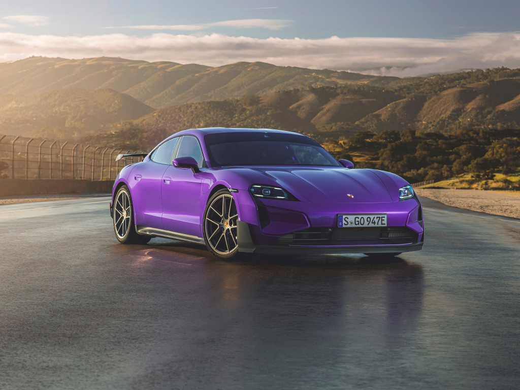 Фиолетовый автомобиль Porsche Taycan Turbo GT Weissach Package 2024 года вид спереди
