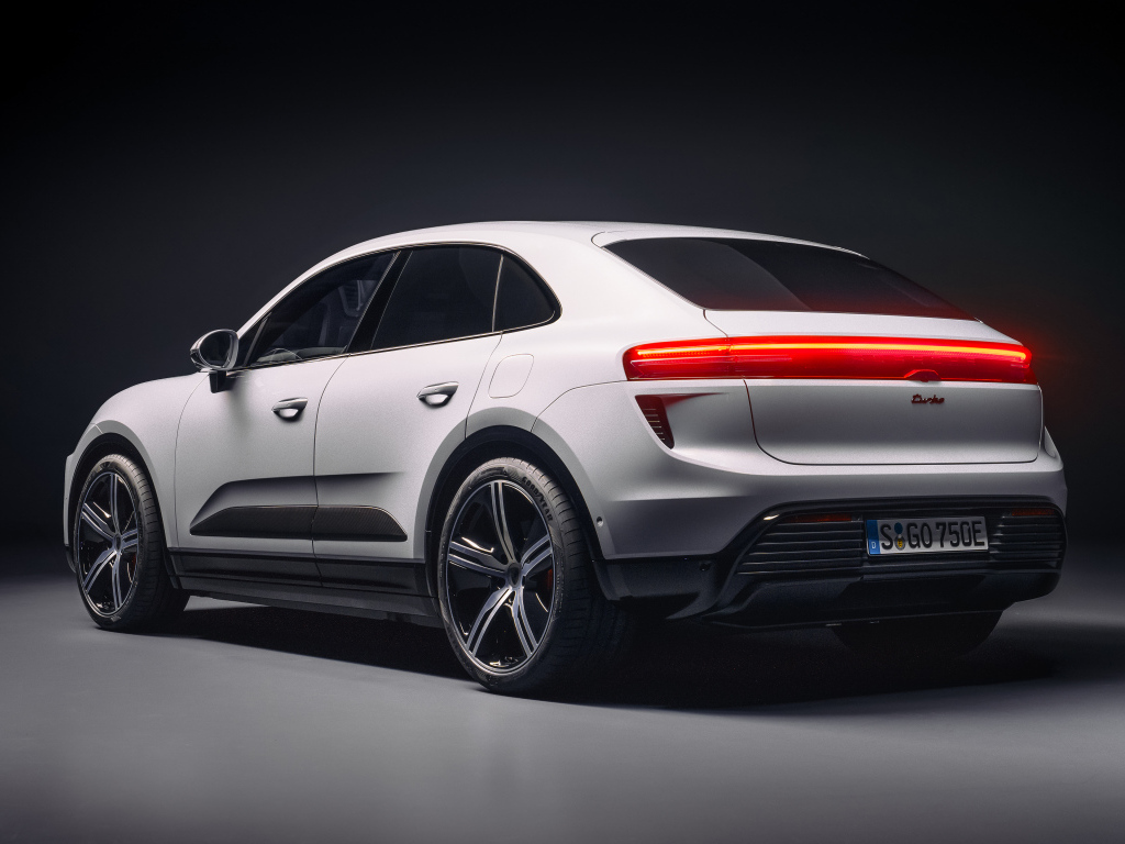 Вид сзади на автомобиль Porsche Macan Turbo 2024 года