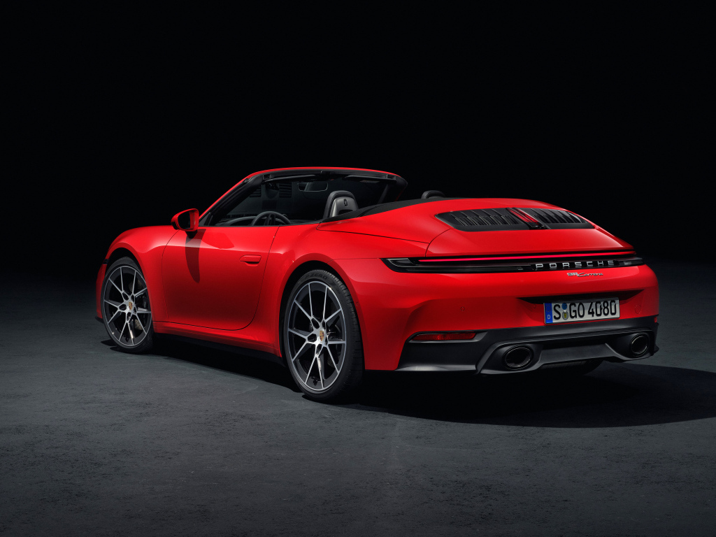 Красный  Porsche 911 Carrera Cabriolet 2024 года вид сзади