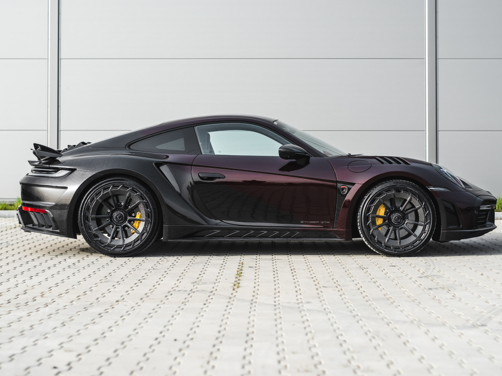 Вид сбоку на автомобиль TopCar Porsche 911 Turbo S Stinger GTR Stealth Edition