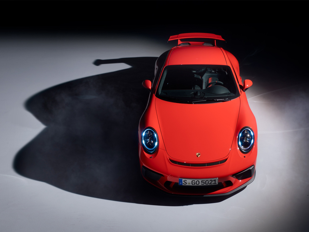 Вид сверху на красный автомобиль Porsche 911 GT3
