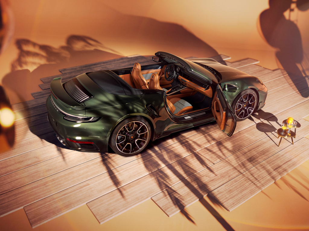 Вид сверху на автомобиль Porsche 911 Turbo S Cabriolet