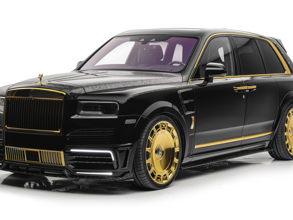 Черный автомобиль Mansory Rolls-Royce Cullinan LINEA DORO 2024 года на белом фоне