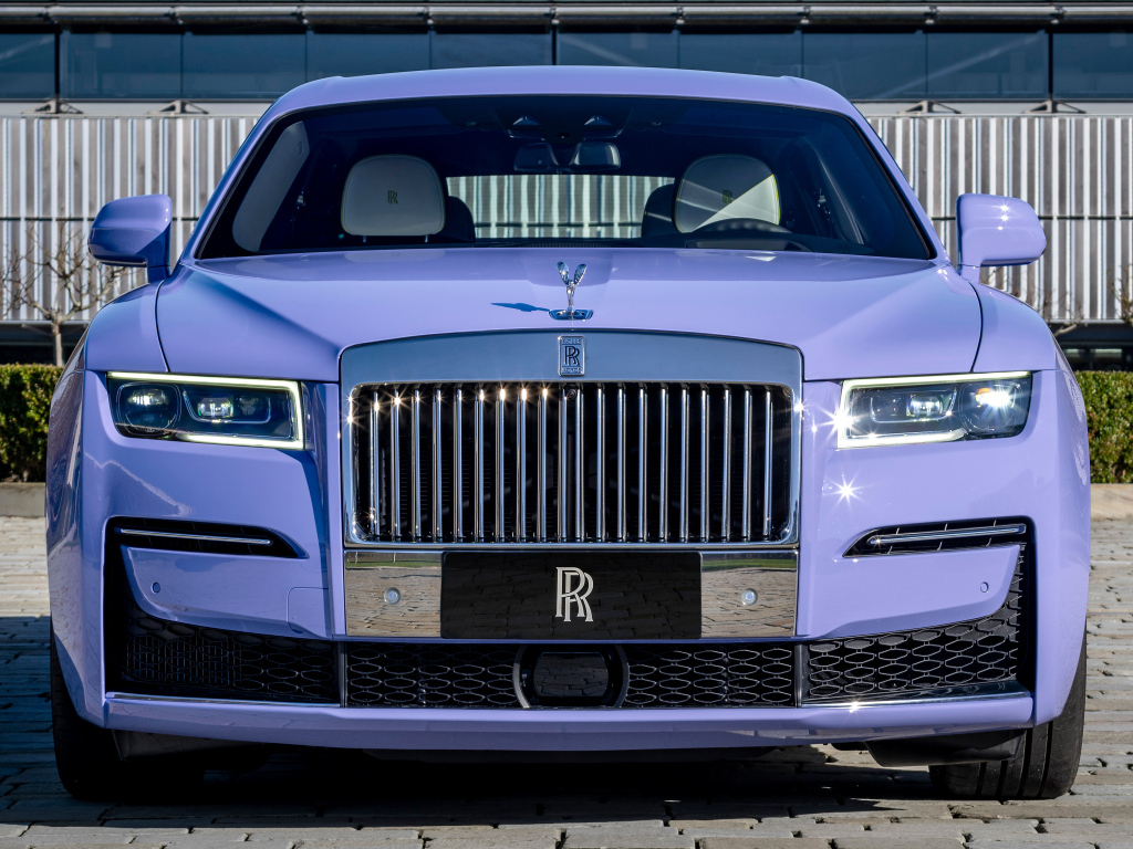 Дорогой автомобиль Rolls-Royce Ghost Extended Expressionism 2024 года вид спереди