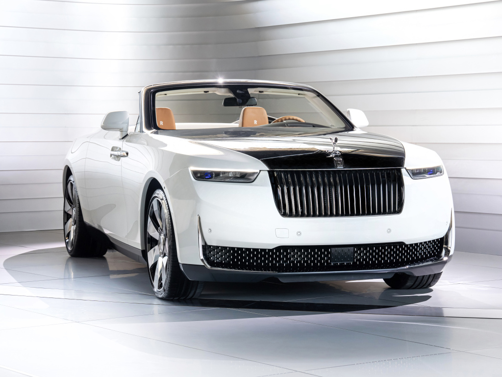 Вид спереди на автомобиль Rolls-Royce Arcadia Droptail