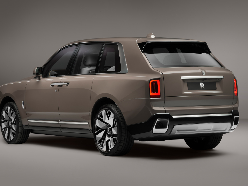 Вид сзади на автомобиль Rolls-Royce Cullinan Series II