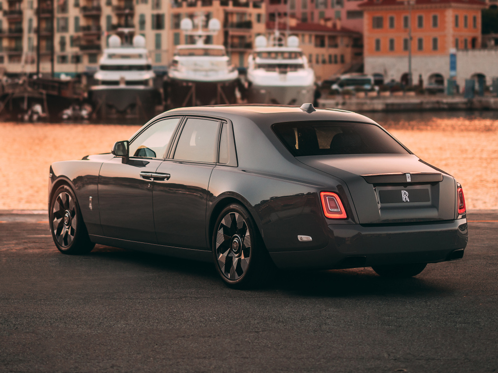 Вид сзади на автомобиль Rolls-Royce Phantom Rear