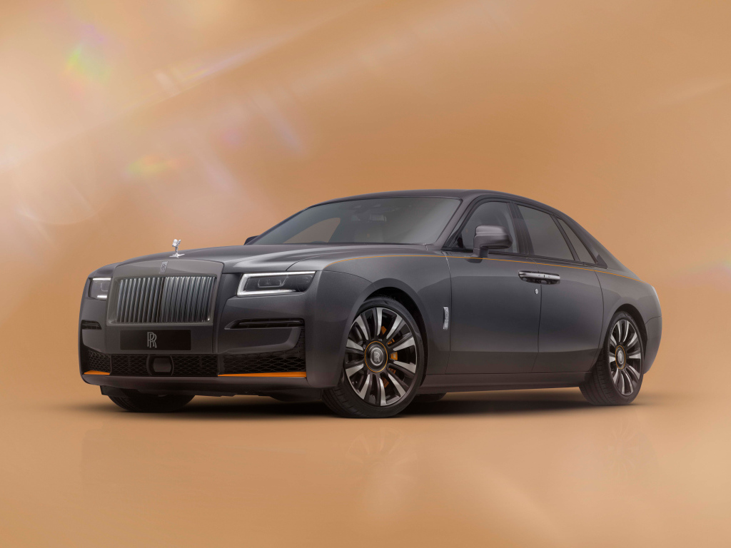 Автомобиль Rolls-Royce Ghost Prism Gunmetal Grey With Mandarin  на коричневом фоне