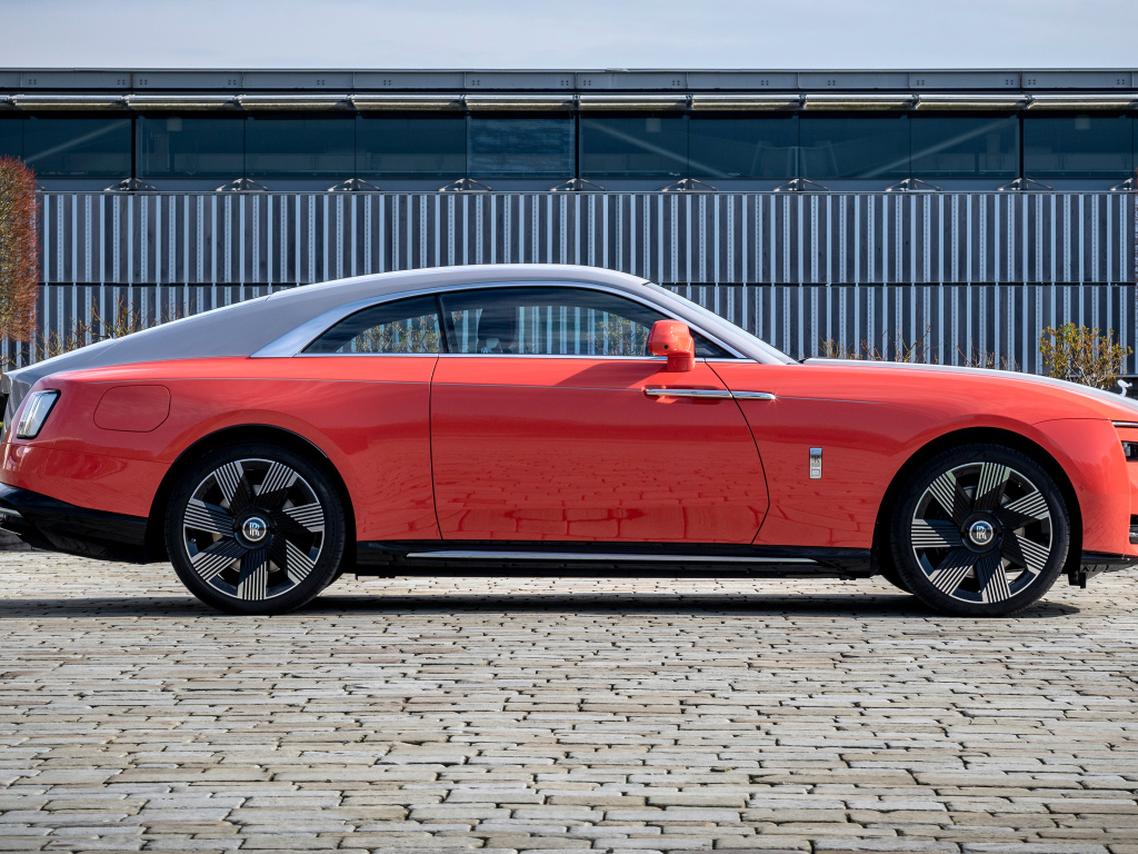 Вид сбоку на автомобиль  Rolls-Royce Spectre Escapism 2024 года