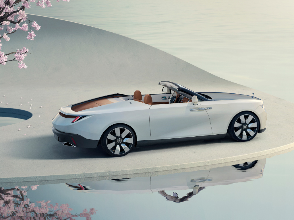 Вид сбоку на автомобиль Rolls-Royce Arcadia Droptail