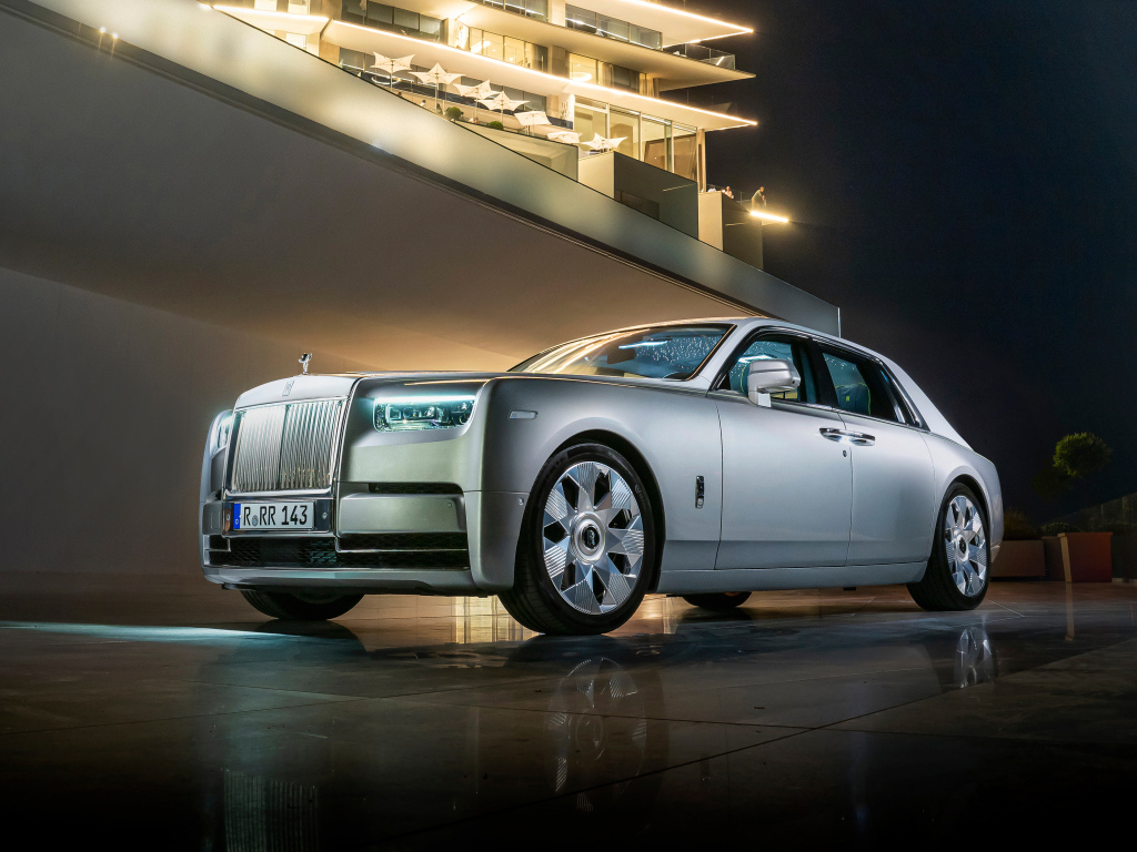 Серебристый дорогой автомобиль Rolls-Royce Phantom