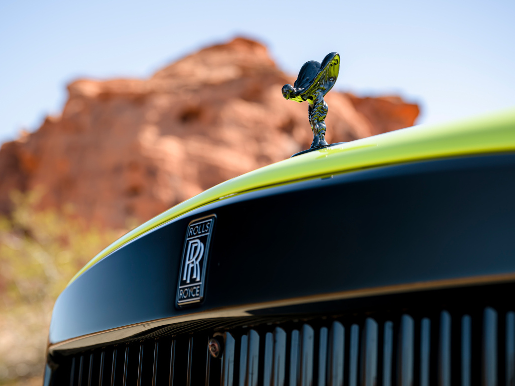 Украшение Spirit Of Ecstasy на капоте автомобиля Rolls-Royce