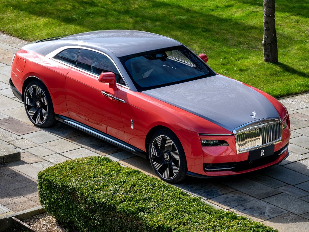 Вид сверху на автомобиль Rolls-Royce Spectre Escapism 2024 года