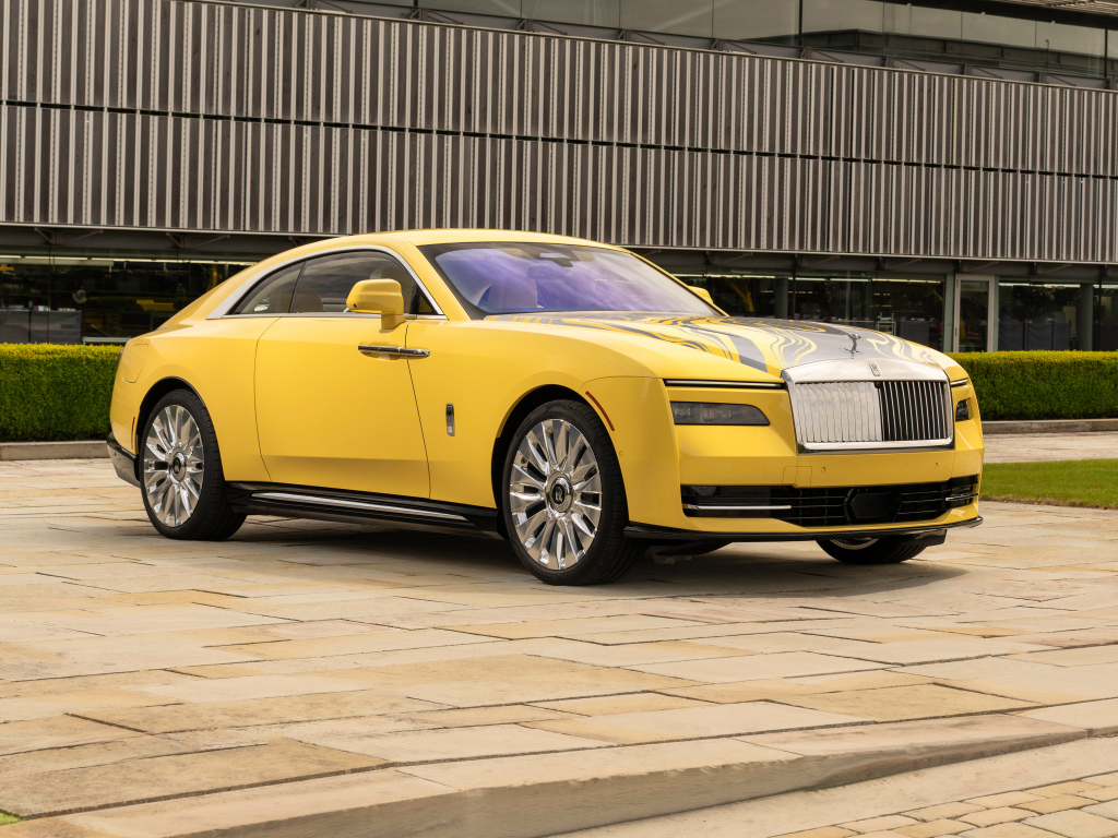 Желтый автомобиль Rolls-Royce Spectre Semaphore