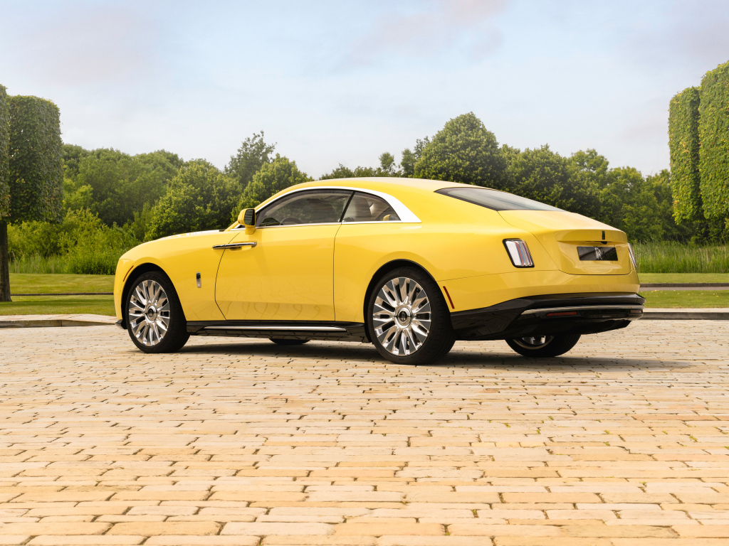 Желтый Rolls-Royce Spectre Semaphore вид сзади