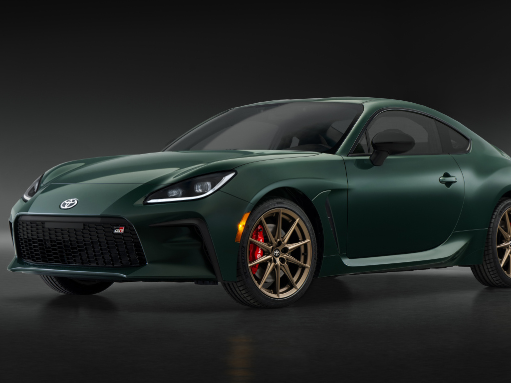 Зеленый автомобиль Toyota GR86 Hakone Edition 2025 года вид спереди