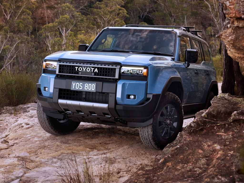 Синий внедорожник Toyota Land Cruiser Prado Altitude 2024  года