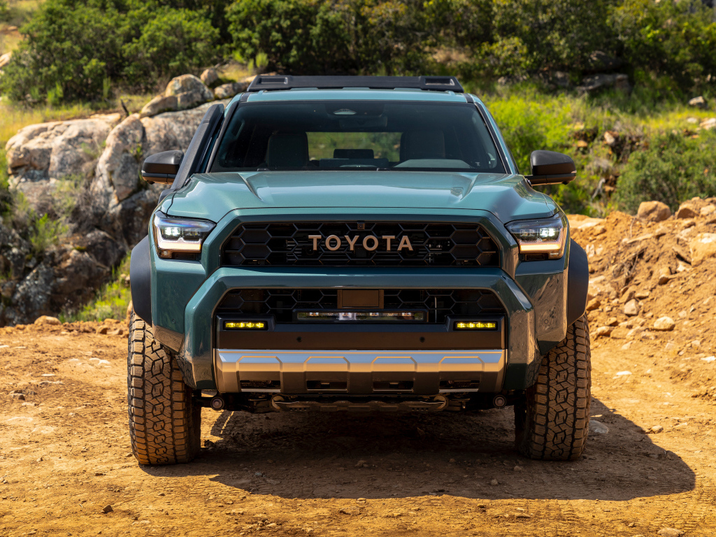 Вид спереди на внедорожник Toyota 4Runner Trailhunter 2025 года