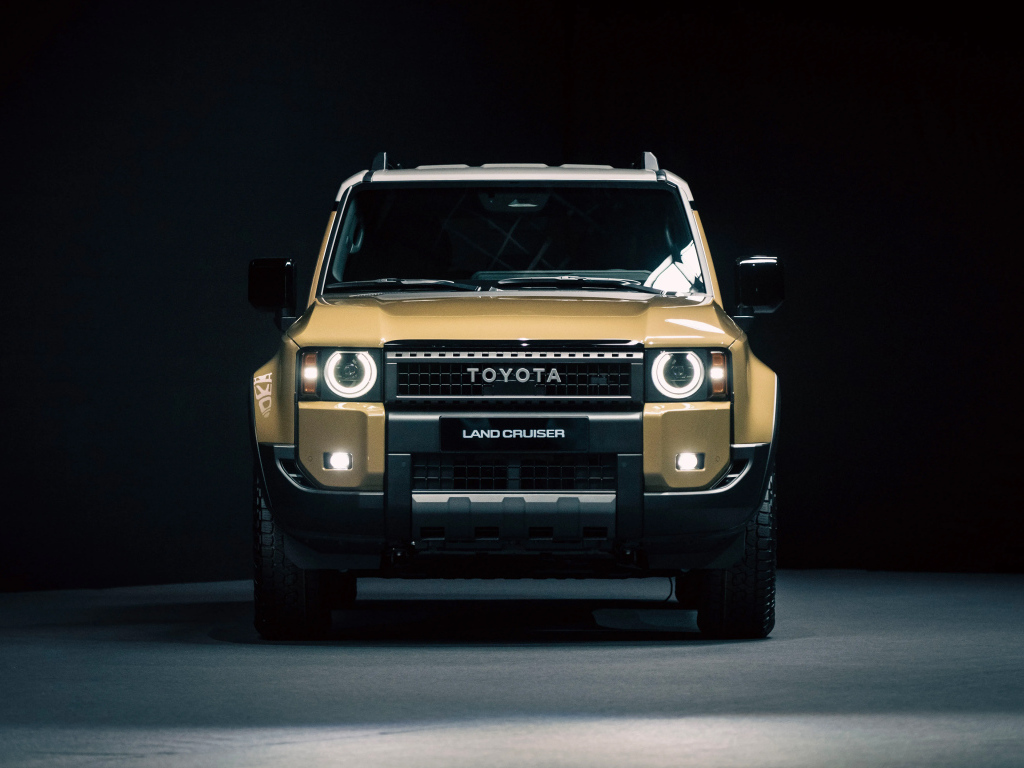 Вид спереди на автомобиль Toyota Land Cruiser First Edition