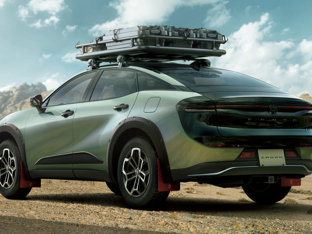 Вид сзади на автомобиль Toyota Crown Crossover RS Landscape 2024 года