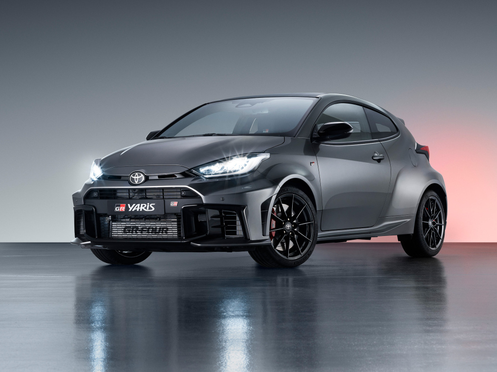 Серебристый автомобиль Toyota GR Yaris 2024  года
