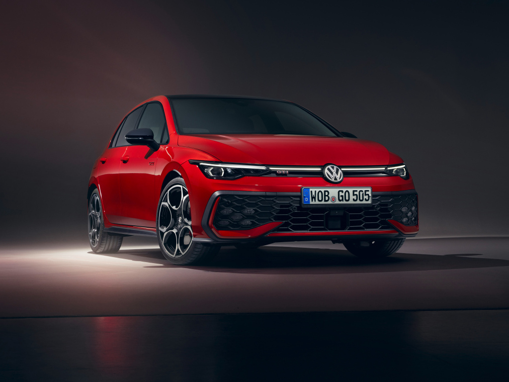 Красный автомобиль Volkswagen Golf GTI 2024 года