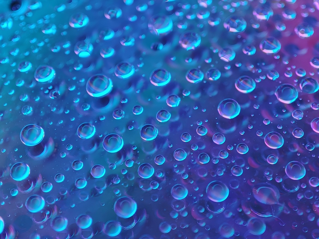 Много капель воды на синем фоне
