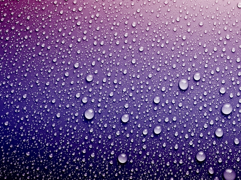 Фиолетовый фон с брызгами воды