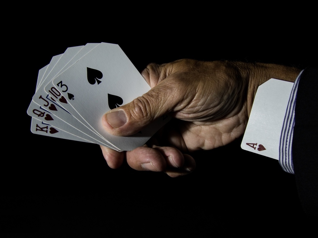 Туз в рукаве у мужчины с картами
