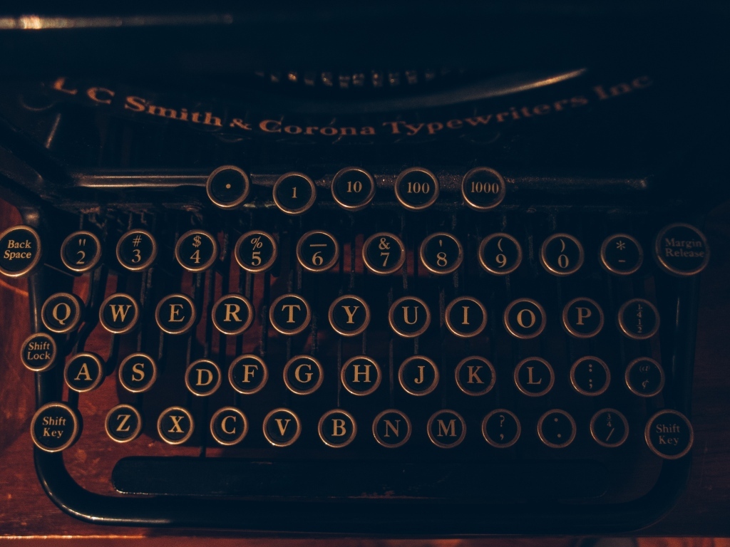 Кнопки старой печатной машинки крупным планом