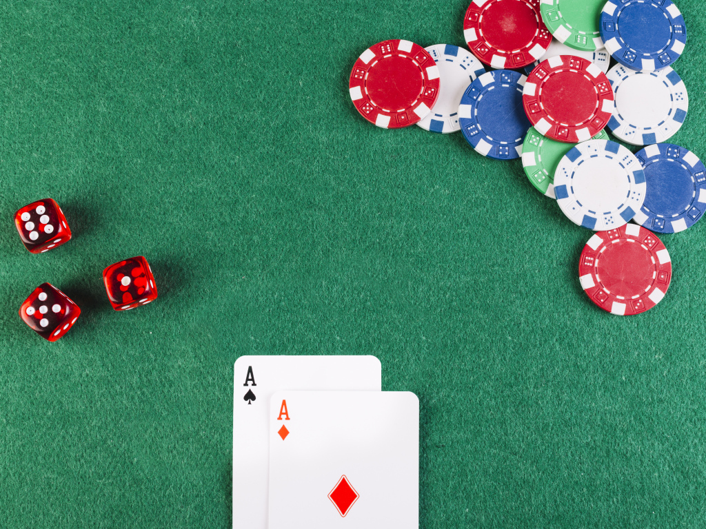 Карты, фишки и кости для игры в покер 