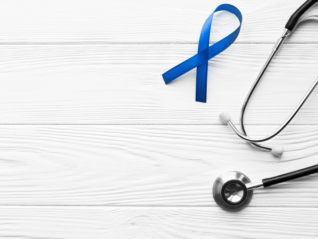 Стетоскоп врача с ленточкой на белом фоне