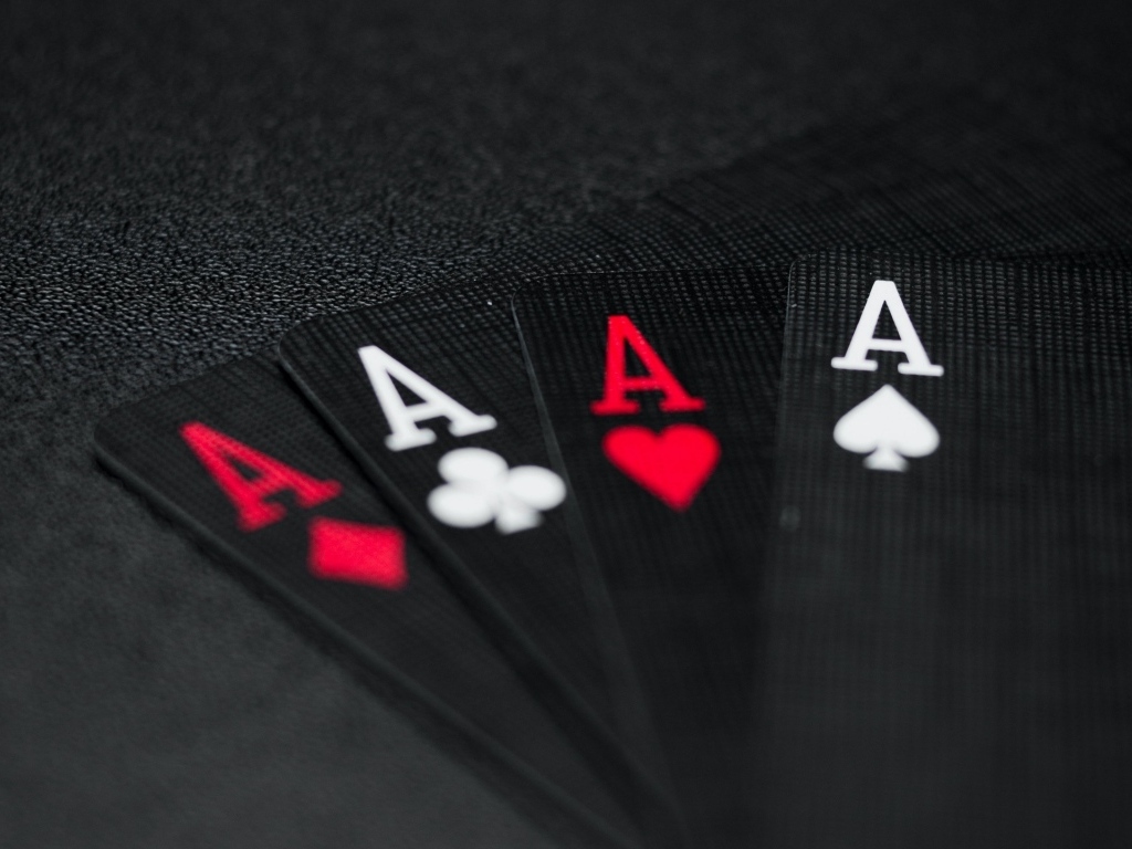 Четыре черных туза на столе