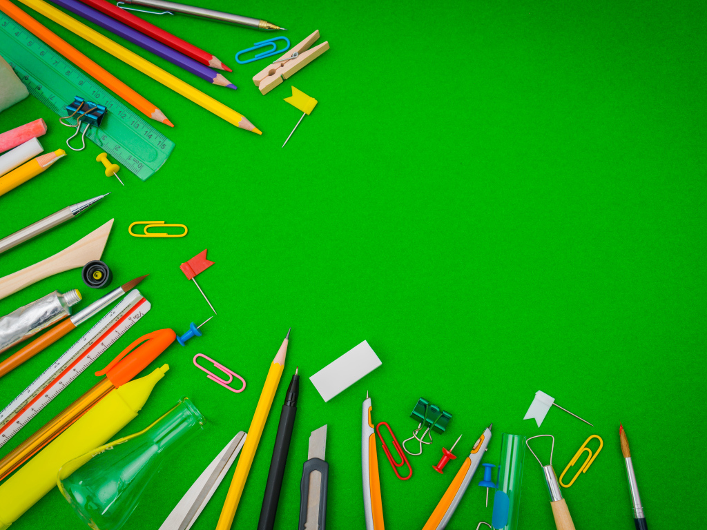 Зеленый фон с канцелярскими предметами