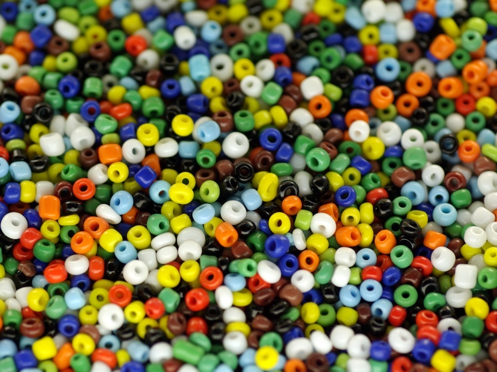 Разноцветные маленькие бусины крупным планом
