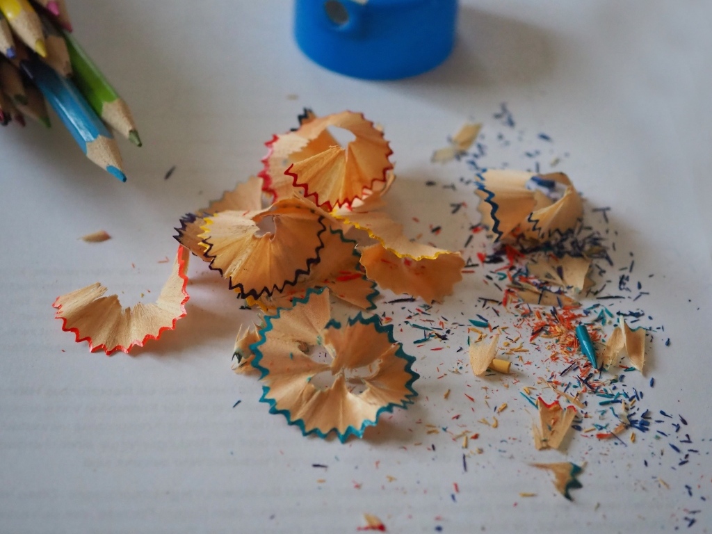 Стружка с разноцветных карандашей на столе