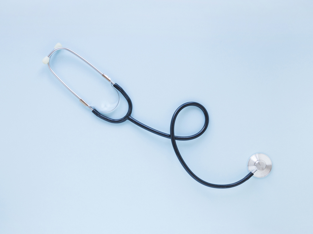 Стетоскоп на голубом фоне