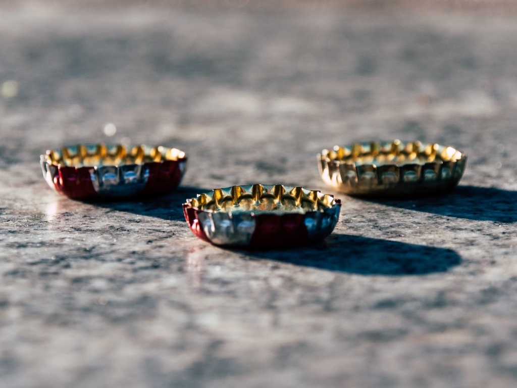 Три железные пробки на столе