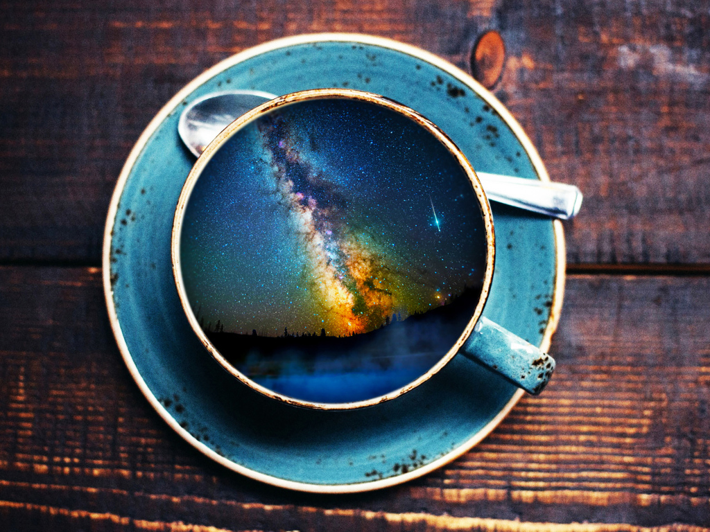 Млечный путь нарисован в чашке кофе